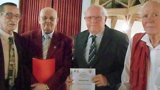 Nach dem sogenannten Weckruf (unten) wurden treue SPD-Mitglieder geehrt (v. l.): Hans Trebes, Eugen Fehn, Günter Künzel und Rudolf Müller.  Fotos: Jens Trebes
