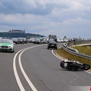 Motorradfahrer bei Sturz auf der B4 lebensgefährlich verletzt