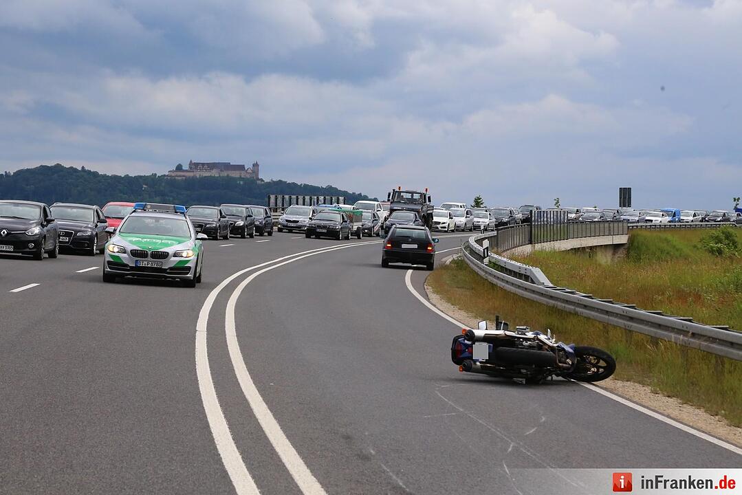 Motorradfahrer bei Sturz auf der B4 lebensgefährlich verletzt