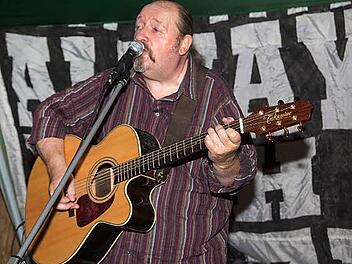 Derek Hardie mit seiner Gitarre ist l&auml;ngst zu einem festen Bestandteil des Turbine-Festes geworden.  Foto: Klaus Gagel