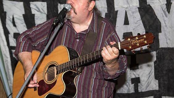 Derek Hardie mit seiner Gitarre ist l&auml;ngst zu einem festen Bestandteil des Turbine-Festes geworden.  Foto: Klaus Gagel