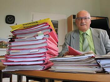Auf dem Tisch des Bad Kissinger Amtsgerichts-Direktors Matthias Göbhardt stapeln sich die Fälle von Reichsbürgern.  Foto: Ralf Ruppert