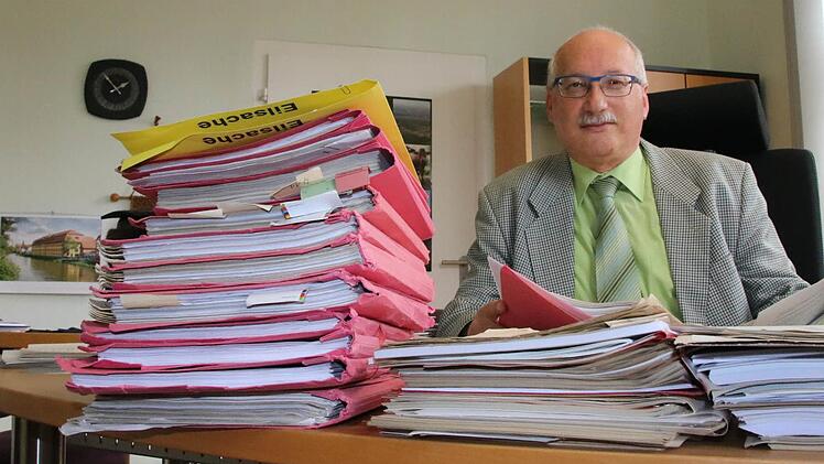 Auf dem Tisch des Bad Kissinger Amtsgerichts-Direktors Matthias Göbhardt stapeln sich die Fälle von Reichsbürgern.  Foto: Ralf Ruppert
