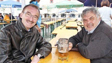 Das Marktfest macht's möglich: Die Stadträte Hans-Herbert Hartan (CSU; links) und Gerhard Amend (CSB), die politisch nicht immer einer Meinung sind, sitzen einträchtig bei einer (!) Maß Bier zusammen.  Foto: Oliver Schmidt