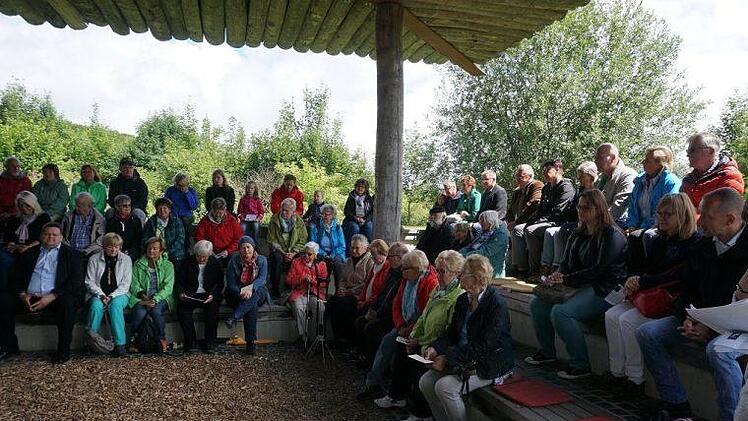 Gemeinsam beten - der Wort-Gottesdienst zum zehnjährigen Bestehen des Franziskusweges führte jung und alt zusammen. Foto: Marion Eckert