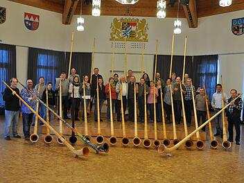 Großen Spaß hatten die Teilnehmer am Alphorn-Wochenende des Nordbayerischen Musikbundes in Hammelburg unter der Leitung von Steffen Burkhard (links), Ralf Denninger (2. von links mit seinem Alphorn, das bereits die WM in Südafrika miterlebt hat) und Alfons Neumann (rechts). Andreas Kleinhenz