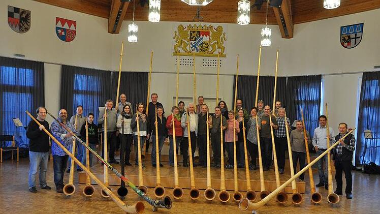 Großen Spaß hatten die Teilnehmer am Alphorn-Wochenende des Nordbayerischen Musikbundes in Hammelburg unter der Leitung von Steffen Burkhard (links), Ralf Denninger (2. von links mit seinem Alphorn, das bereits die WM in Südafrika miterlebt hat) und Alfons Neumann (rechts). Andreas Kleinhenz