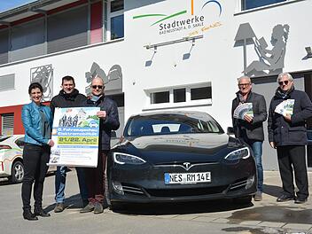 Freuen sich auf die nunmehr achte Fahrzeugschau Elektromobilität : Das Projektmanagement mit Teamassistentin Bianca Benkert, Jörg Geier und Ulrich Leber sowie dem Vorsitzenden des Fördervereins M-E-NES,  Hubert P. Büchs und Bürgermeister Bruno Altrichter. Foto: Stefan Kritzer
