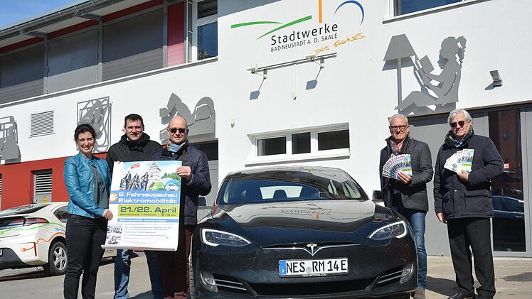 Freuen sich auf die nunmehr achte Fahrzeugschau Elektromobilität : Das Projektmanagement mit Teamassistentin Bianca Benkert, Jörg Geier und Ulrich Leber sowie dem Vorsitzenden des Fördervereins M-E-NES,  Hubert P. Büchs und Bürgermeister Bruno Altrichter. Foto: Stefan Kritzer