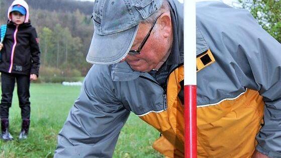Der Feldgeschworene Heinz Beck zeichnet auf den Grenzstein am Salinensteg den Knick des Grenzverlaufs.Sigismund v. Dobschütz