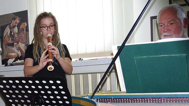 Schulleiter Andreas Wolf probt auf engem Raum mit Blockflöten-Schülerin Mieneke Büker. Foto: Marco Meißner