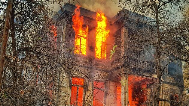 Im Dachboden des Hauses im sauerländischen Sundern brach am Donnerstagabend ein Feuer aus. Der Bewohner rettete sich auf das Hausdach - und sprang von dort in die Tiefe. Symbolfoto: Chris Karidis/Unsplash