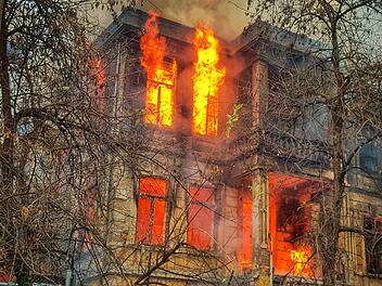 Im Dachboden des Hauses im sauerländischen Sundern brach am Donnerstagabend ein Feuer aus. Der Bewohner rettete sich auf das Hausdach - und sprang von dort in die Tiefe. Symbolfoto: Chris Karidis/Unsplash