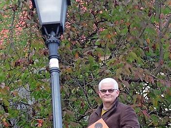 Achim Durynek veröffentlichte sein erstes Buch "Unterm orangenen Baum". Das Bild zeigt ihn in der Nähe des Christuskind-Diebstahls beim Weihnachtsmarkt im Jahre 2017, das ihn zu seiner Kurzgeschichte "Kronacher Krippenkinder" inspirierte.