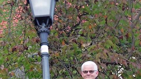 Achim Durynek veröffentlichte sein erstes Buch "Unterm orangenen Baum". Das Bild zeigt ihn in der Nähe des Christuskind-Diebstahls beim Weihnachtsmarkt im Jahre 2017, das ihn zu seiner Kurzgeschichte "Kronacher Krippenkinder" inspirierte.