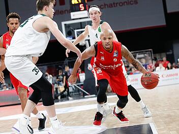 Maurice Stuckey (mit Ball) absolvierte für die Bamberger in dieser Saison acht Spiele, in denen er im Schnitt 6:56 Minuten pro Partie auf dem Feld stand und 2,3 Punkte erzielte. Für die Merlins kam er in vier Spielen bislang im Schnitt auf 6,3 Zähler bei einer Einsatzzeit von 13:13 Minuten. Kurz vor Weihnachten erzielte Stuckey in Würzburg 17 Punkte. Foto: Daniel Löb