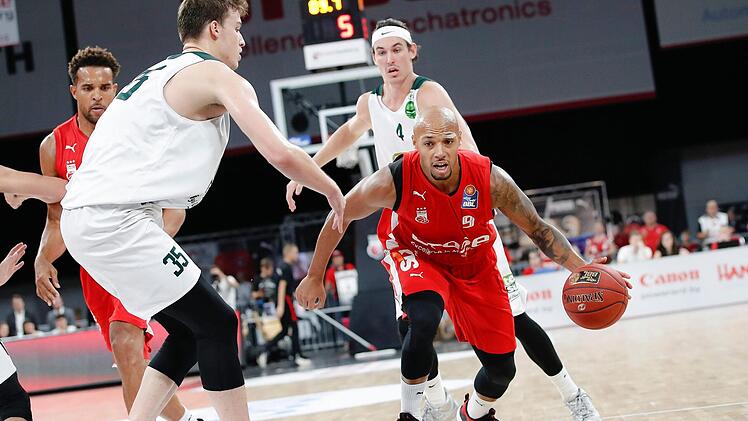 Maurice Stuckey (mit Ball) absolvierte für die Bamberger in dieser Saison acht Spiele, in denen er im Schnitt 6:56 Minuten pro Partie auf dem Feld stand und 2,3 Punkte erzielte. Für die Merlins kam er in vier Spielen bislang im Schnitt auf 6,3 Zähler bei einer Einsatzzeit von 13:13 Minuten. Kurz vor Weihnachten erzielte Stuckey in Würzburg 17 Punkte. Foto: Daniel Löb