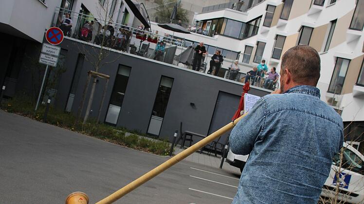 Vor Ostern machten die Alphornbläser Schwarze Berge den Bewohnern mit einem Konzert vor dem Haus eine Freude. Foto: Ulrike Müller
