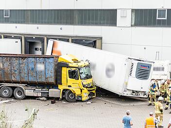 Schwarzenbruck: Lastwagen st&uuml;rzt von B8 auf Firmengel&auml;nde - Auto im Gegenverkehr gerammt