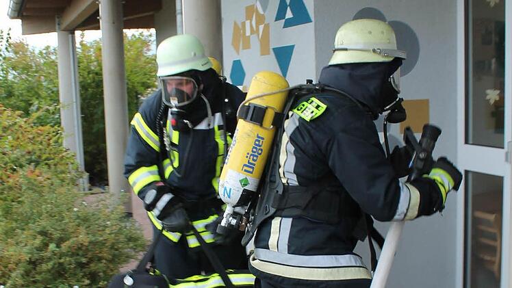 Einsatzkräfte dringen in die verrauchte Förderstätte vor.