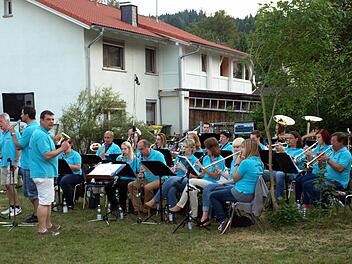 Die Musikkapelle des Musikvereins Steinwiesen spielte beim Weinfest im "Heinergarten". Foto: Susanne Deuerling