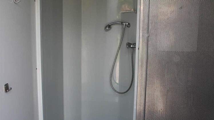 Der Blick in die Dusche zeigt: alles sauber. Es gibt Warm- und Kaltwasser.