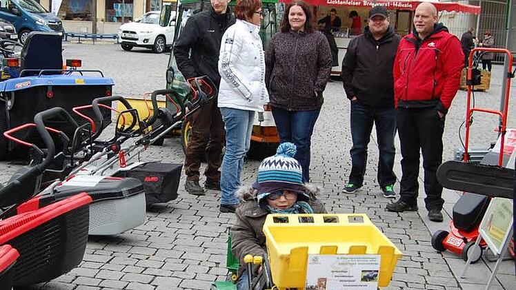 Maximilian (4) testete den Minitraktor bei der Firma Schmidt aus Burgkunstadt. Foto: Andreas Welz