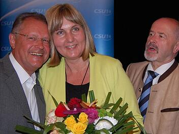 Der CSU-Fraktionsvorsitzende Jürgen Oehm freut sich mit Birgit Weber über deren starkes Ergebnis bei der Wiederwahl - und Jürgen W. Heike (rechts) schaut staunend zu. Foto: Oliver Schmidt