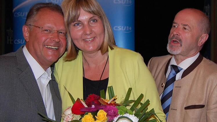 Der CSU-Fraktionsvorsitzende Jürgen Oehm freut sich mit Birgit Weber über deren starkes Ergebnis bei der Wiederwahl - und Jürgen W. Heike (rechts) schaut staunend zu. Foto: Oliver Schmidt