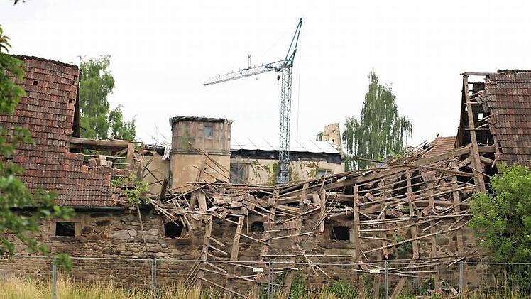 Die ehemaligen Stallungen sind wohl wegen des Gewitters zusammengebrochen. Dahinter steht die Ruine des Hauptgebäudes. Foto: Ralf Naumann