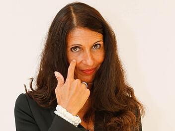 Zur Not geht's auch ohne Worte Alessandra Brisotto zeigt Gesten, die jeder Italiener versteht - hier: "Sei furbo!" - Sehr clever, schlau! Foto: Matthias Hoch