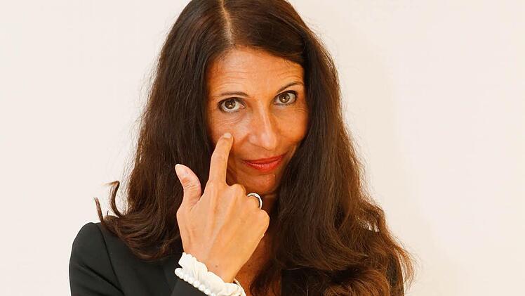 Zur Not geht's auch ohne Worte Alessandra Brisotto zeigt Gesten, die jeder Italiener versteht - hier: "Sei furbo!" - Sehr clever, schlau! Foto: Matthias Hoch