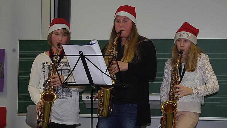 Das Saxophon-Trio Diana Settmacher, Sandrine Schaller und Sophia Lorenz spielte "Alle Jahre wieder". Foto: Heike Schülein