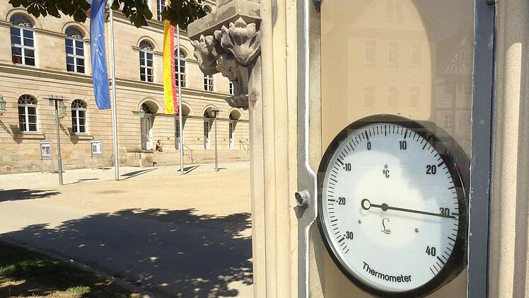 Blick auf die Wettersäule am Coburger SchloßplatzFoto: Jochen Berger