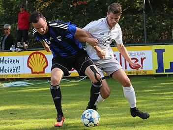 Der Kampf stand lange Zeit im Mittelpunkt, wie hier zwischen Sebastian Schäferlein (l.) und Nico Schipp. In einem eher mäßigen Spiel behielt Forchheim am Ende mit 4:1 die Oberhand.  Foto: Sebastian Baumann