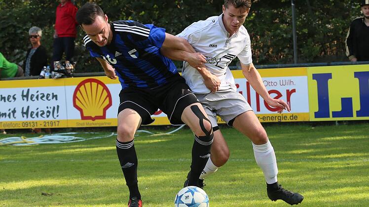 Der Kampf stand lange Zeit im Mittelpunkt, wie hier zwischen Sebastian Schäferlein (l.) und Nico Schipp. In einem eher mäßigen Spiel behielt Forchheim am Ende mit 4:1 die Oberhand.  Foto: Sebastian Baumann