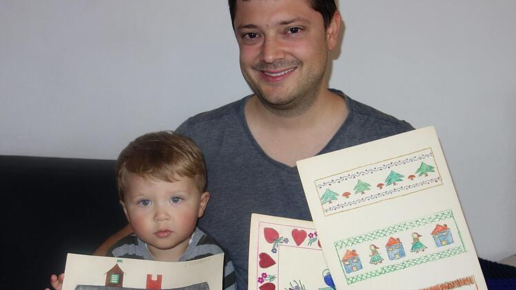 Der Enkel des Lehrers Severin Hajer, David Langenberger, wurde von seiner Mutter beauftragt, die Rückgabe der Schülerarbeiten in die Wege zu leiten. Stolz zeigt er mit seinem Sohn drei der Zeichnungen. Foto: Siegfrid Sesselmann/privat
