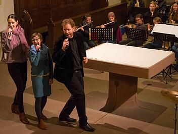 Die Musiklehrer Kathleen Hümmer-Aumüller, Isabell Fricke und Maximilian Ludwig performten gemeinsam mit der Bigband zu "Rudolf, the red nosed reindeer" und begeisterten das Publikum mit Gesang, Musik und Tanz. Fotos: Jule Müller