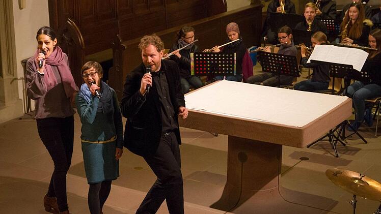 Die Musiklehrer Kathleen Hümmer-Aumüller, Isabell Fricke und Maximilian Ludwig performten gemeinsam mit der Bigband zu "Rudolf, the red nosed reindeer" und begeisterten das Publikum mit Gesang, Musik und Tanz. Fotos: Jule Müller