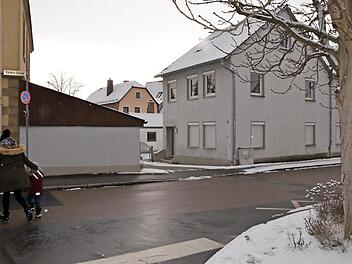 Das inzwischen leer stehende Wohnhaus wird abgerissen.  Foto: bp