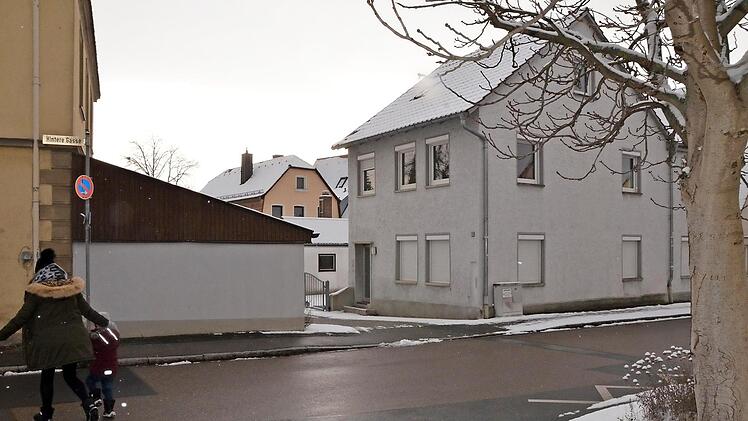 Das inzwischen leer stehende Wohnhaus wird abgerissen.  Foto: bp