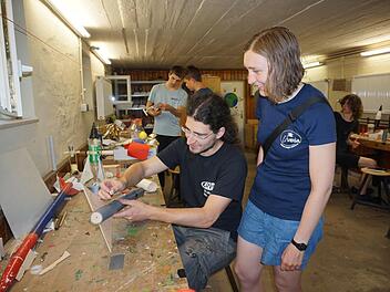 Fabian Glogiewicz und Lucia Härer beim Bau einer Modellrakete.  Foto: Marion Eckert