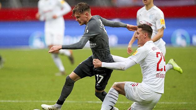 Der N&uuml;rnberger Robin Hack (l) wird vom Kieler Phil Neumann gehalten. Foto: Daniel Karmann/dpa