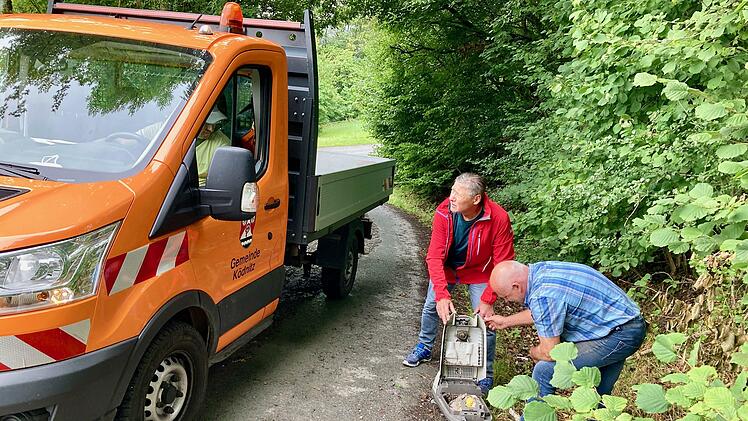 Der Kauerndorfer Jagdvorstand  Gerhard Wehner (links) und Bio-Landwirt  Klaus Hanisch suchen nach Hinweisen auf den Eigentümer. Foto: Adriane Lochner