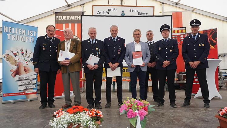 Verleihung von Ehrenzeichen an verdiente Personen. Das Bild zeigt von links: Kreisbrandrat Benno Metz,  Richard Limpert, Harald Hauke, Richard Ullrich, Altbürgermeister Wilhelm Friedrich, Kreisbrandinspektor Marco Brust, Kommandant Matthias Hauke ...