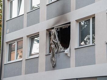 Explosion in Wohnung: Trümmerteile beschädigen etliche Fahrzeuge