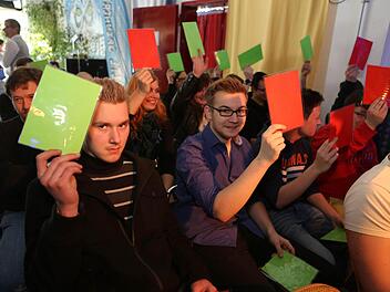Grün will am Sonntag wählen, Rot nicht - ein Stimmungsbild zum Auftakt der Podiumsdiskussion "Geh' wählen!" in der Alten Spinnerei". Fotos: Barbara Herbst
