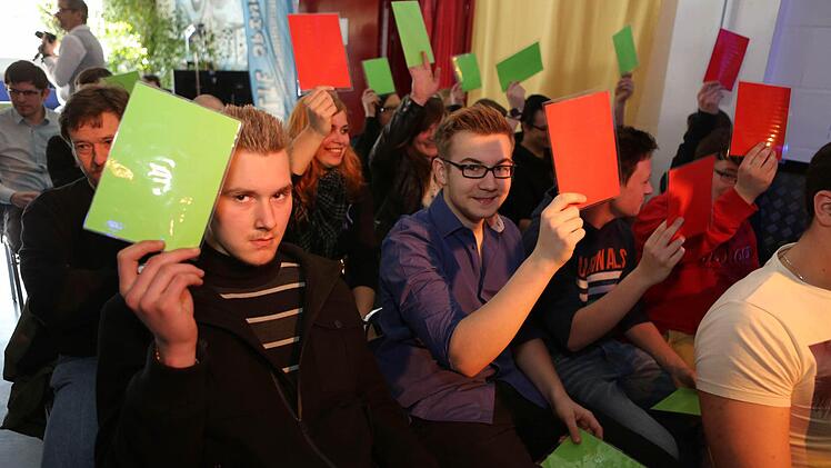 Grün will am Sonntag wählen, Rot nicht - ein Stimmungsbild zum Auftakt der Podiumsdiskussion "Geh' wählen!" in der Alten Spinnerei". Fotos: Barbara Herbst