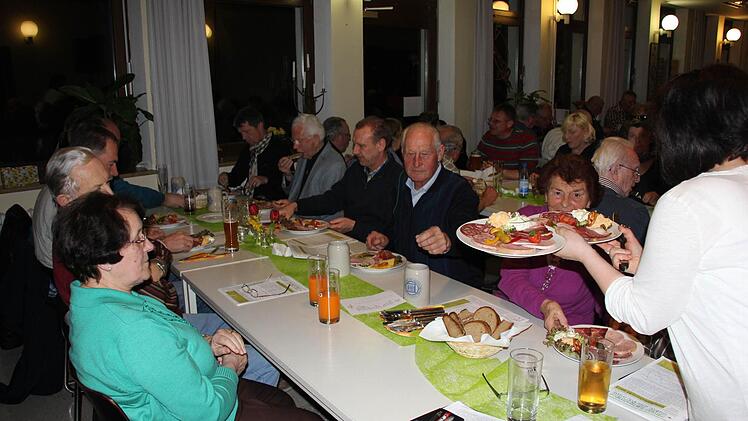 Eine Brotzeit sorgte für eine angenehme Sitzungsunterbrechung.