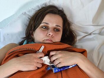 Hohes Fieber, Schüttelfrost, Hustenanfälle, Kopf- und Gliederschmerzen: Eine Patientin mit Influenza liegt im Bett. Viel mehr kann man auch nicht machen, wenn einen die Grippe erwischt hat. Foto: Jens Kalaene / dpa